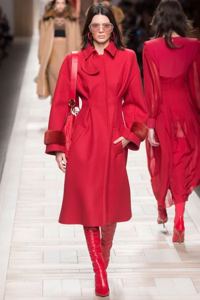 Look 16